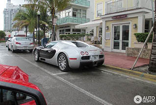 Eigenaar laat zien Bugatti overal zien, van Miami tot Monaco! 