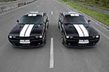Twee Dodge Challengers gebroederlijk naast elkaar
