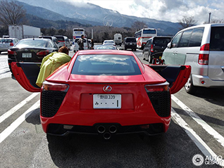 Twee fraaie Lexus LFA's gespot in Japan