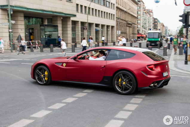 Alle kleuren van de regenboog: Ferrari FF 