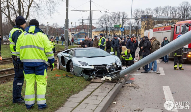 Gespot: gecrashte Aventador in Estland