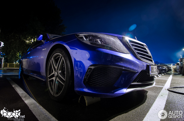 Knalblauw staat de Mercedes-Benz S 63 AMG meer dan prima