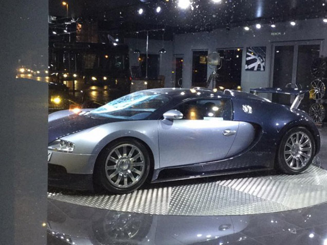 Bugatti Veyron gemolesteerd in Leeds
