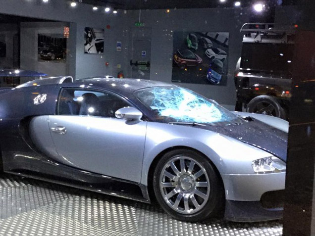 Bugatti Veyron gemolesteerd in Leeds